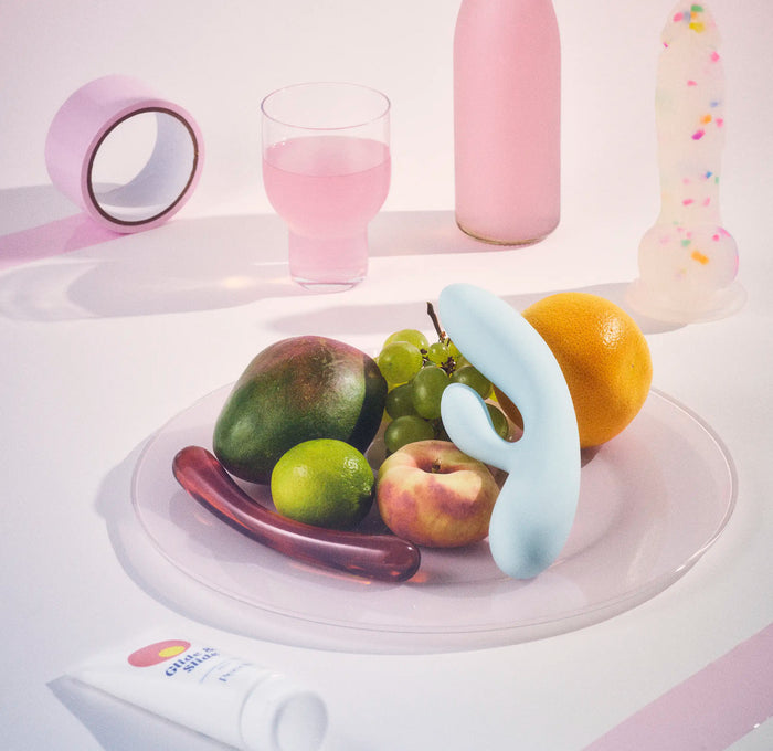 Horisontalt billede af Glastallerken med rabbit vibator og frugt på