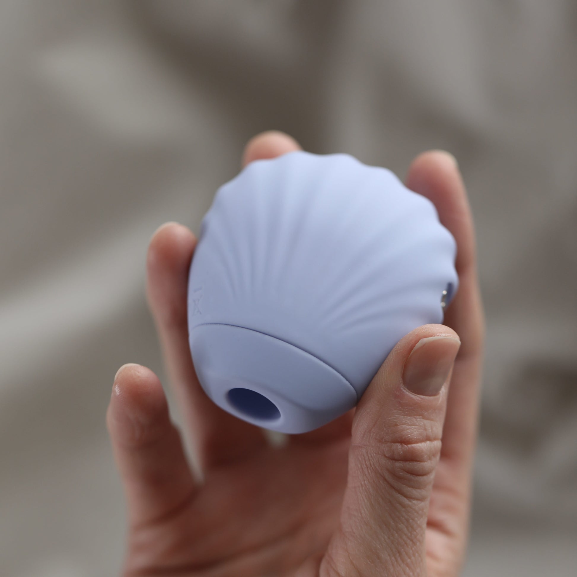 Clamy stimulator i hånd