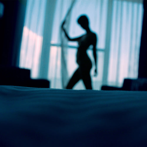 Erotic short story: Dancing silhouettes on her sheets