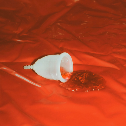 Allmatters menstruationskop set fra en anden vinkel
