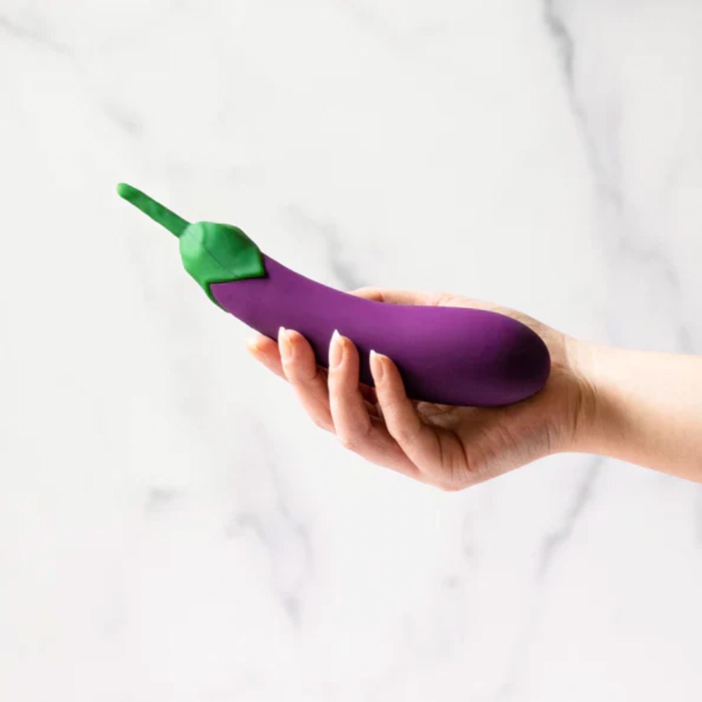 Aubergine dildo i hånd