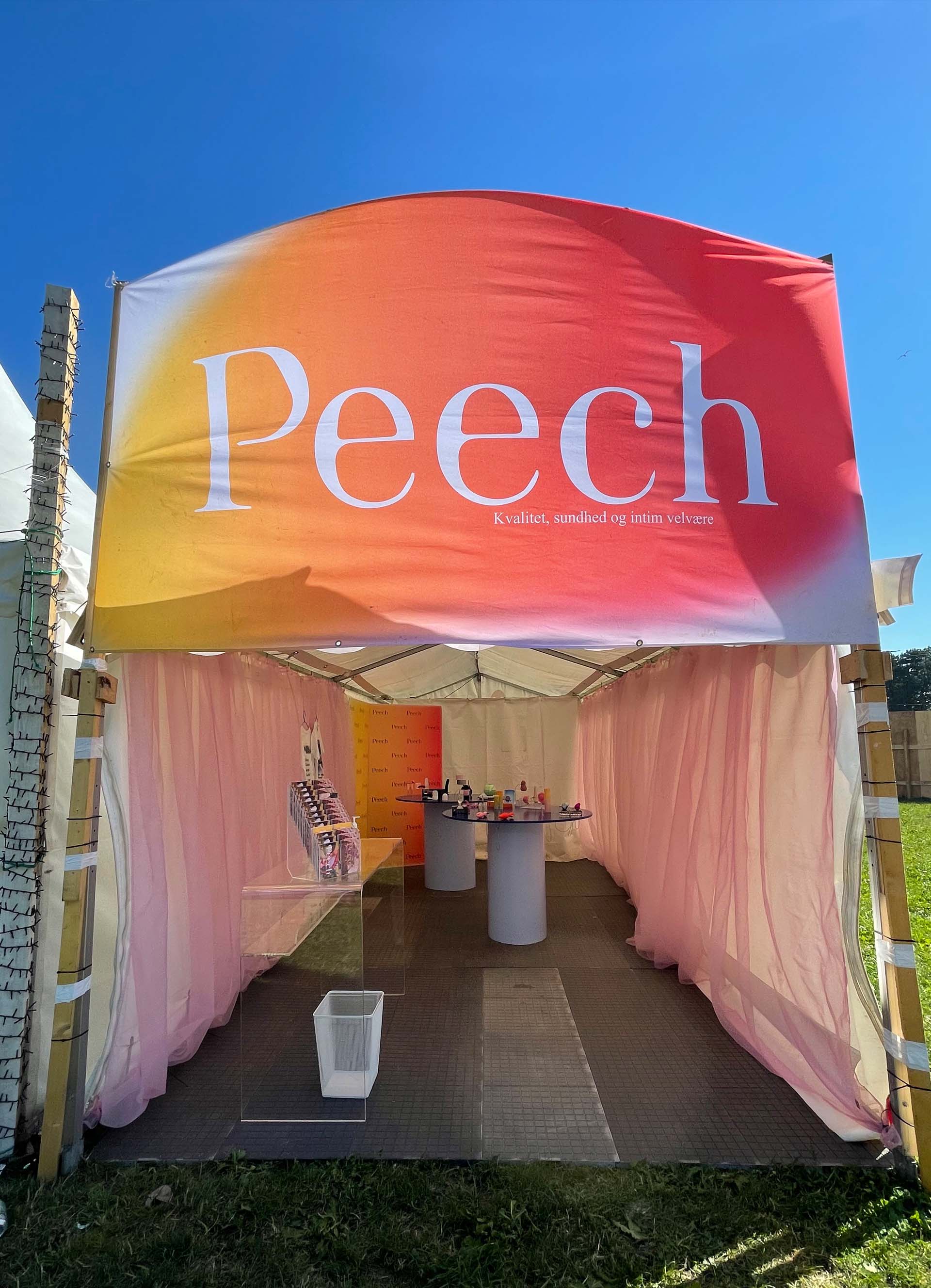 peech telt på roskilde med banner