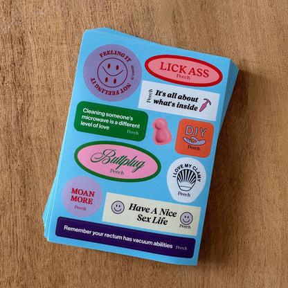 Sticker sheet med små tekster på
