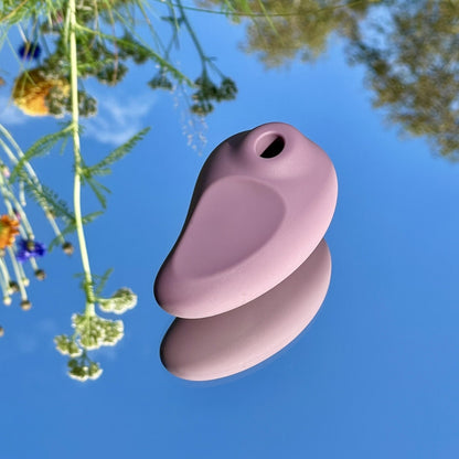 Pleasure Seeker klitorisstimulator og vakuum vibrator udendørs set fra siden