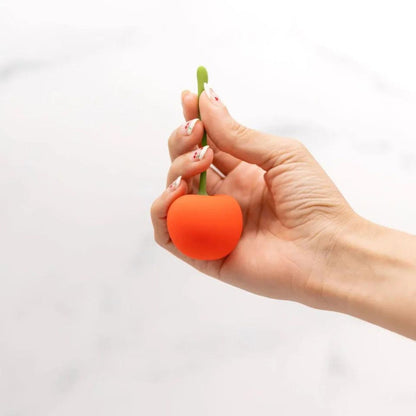 Cherry vibrator fra Emojibator i hånd set fra en anden vinkel