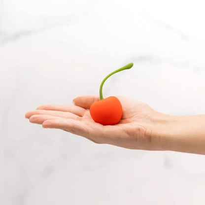 Cherry vibrator fra Emojibator i hånd set fra siden