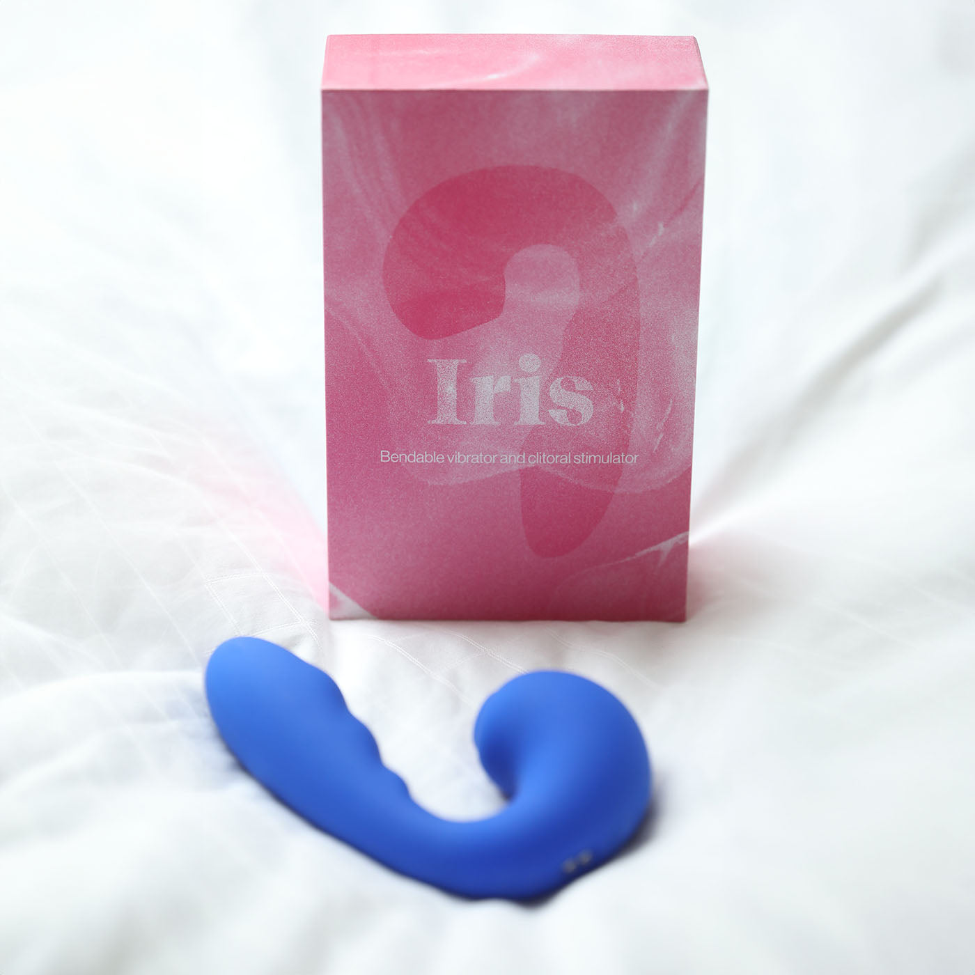 Iris bøjelig vibrator og klitoris stimulator i seng med æske