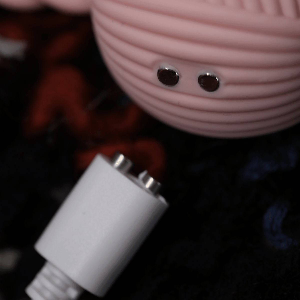 Close-up af vibratorens magnetiske opladningspunkter og oplader.