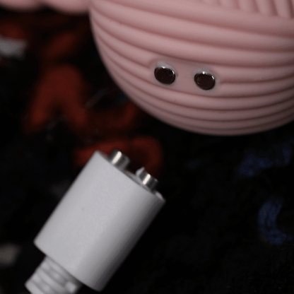 Close-up af vibratorens magnetiske opladningspunkter og oplader.
