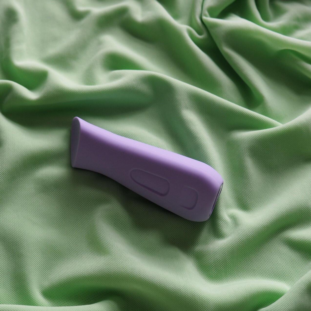 Vibrator kip fra dame products sexlegetøj på grøn baggrund