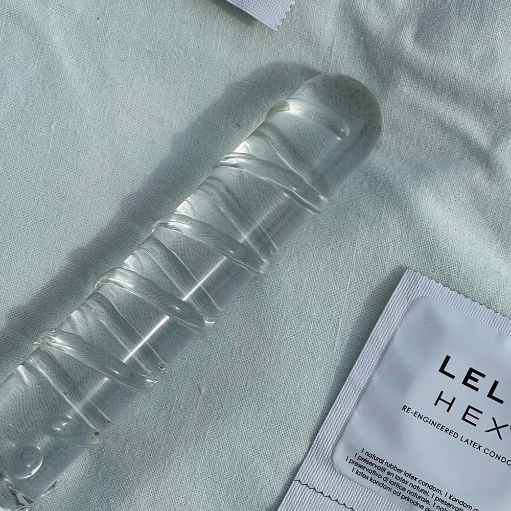 Callisto klar glas dildo fra gläs, på tekstil