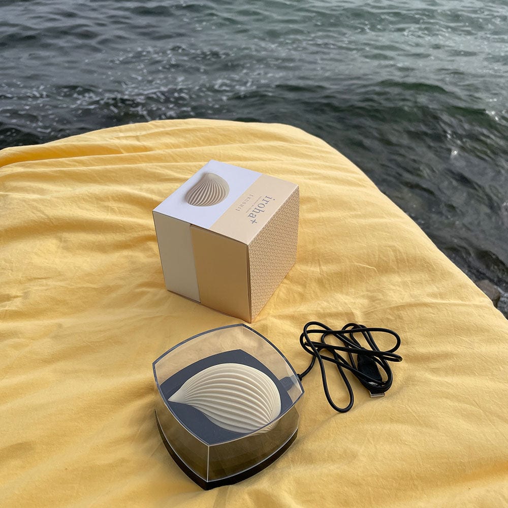 Kushi vibrator i creme hvid pindsvin form, med indpakning på gul baggrund