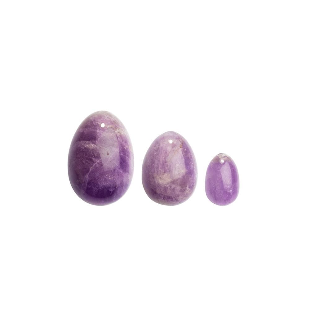 yoni æg 3 pakke i amethyst sten på hvid baggrund