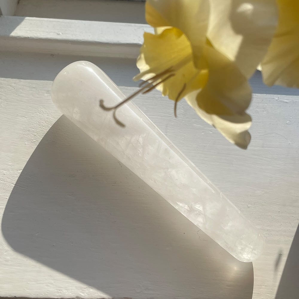 Klar krystal wand fra la gemmes, i vindueskarm med blomst