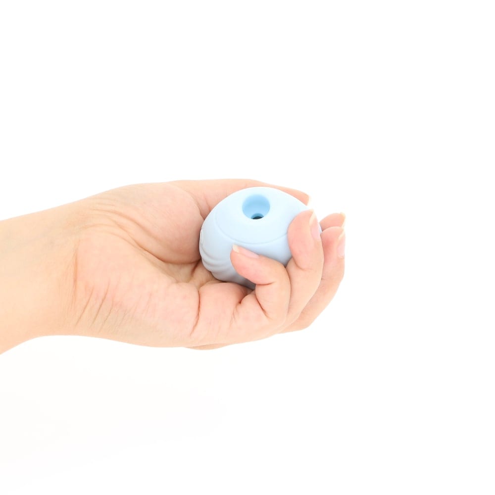 Clamy - lille sød lyseblå vakuum klitoris vibrator stimulator fra peech i hånd