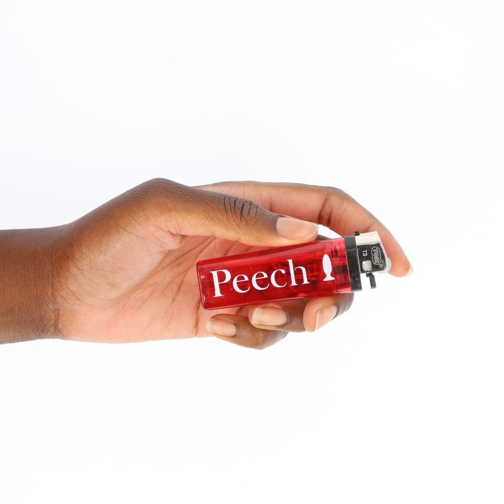 Peech lighter i rød med hvid tekst på i hånd