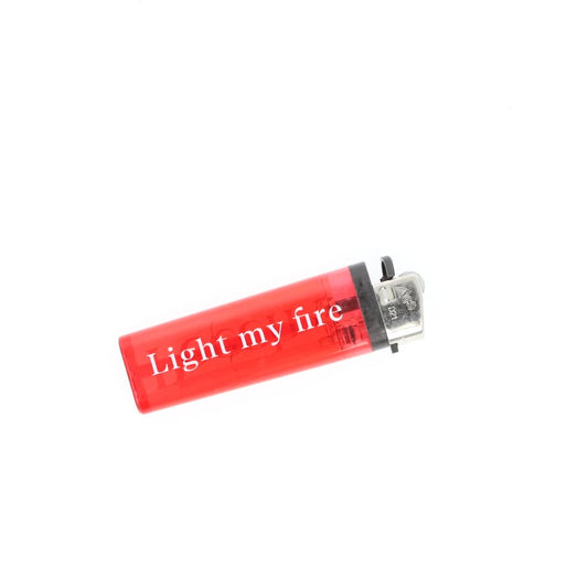 Peech lighter i rød med hvid tekst på