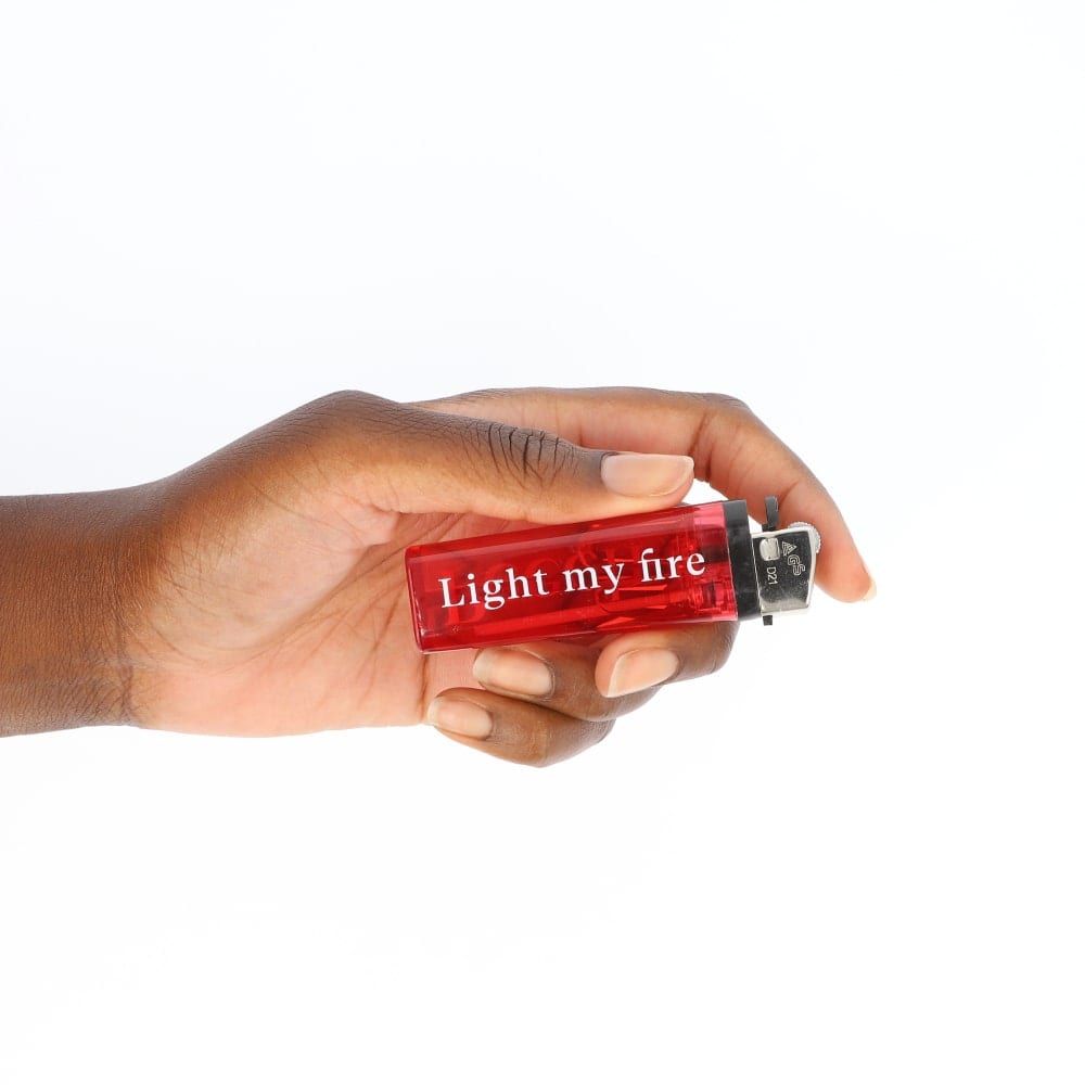 Peech lighter i rød med hvid tekst på i hånd
