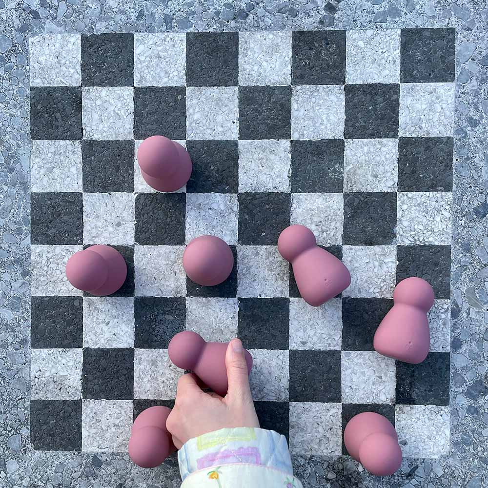 Pawny Peech vibratorer, på skakbræt i hånd