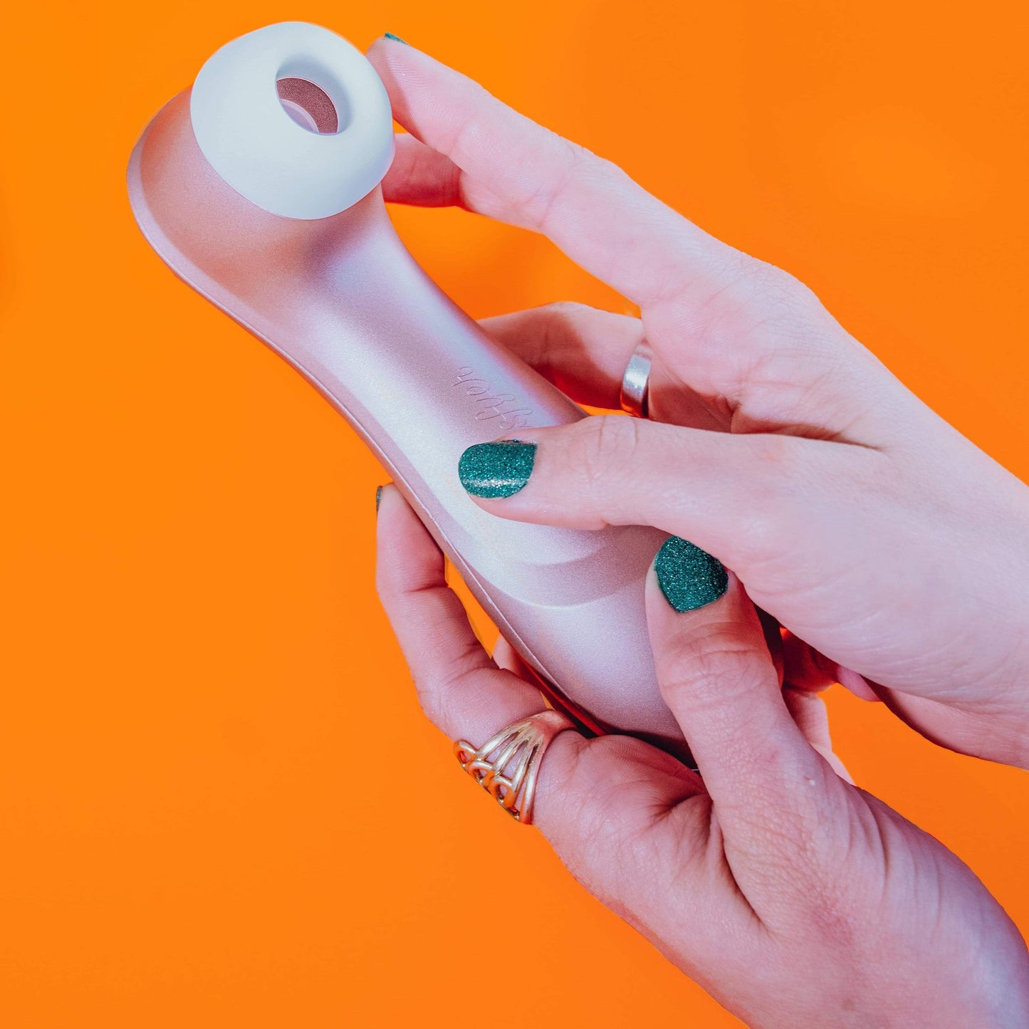 Satisfyer pro 2 klitoris stimulator i hånd