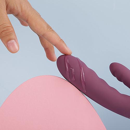 Svakom Avery lilla thrusting rabbit vibrator med finger og glidecreme