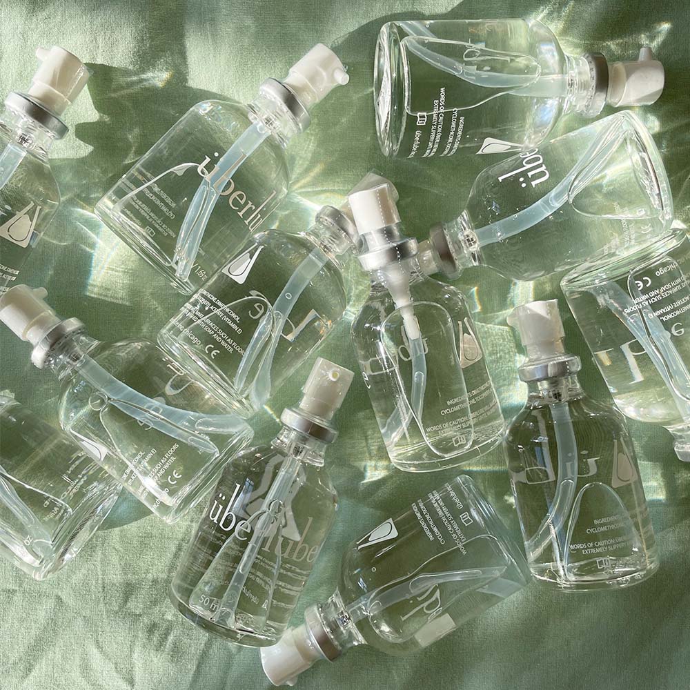 Silikonebaseret glidecreme fra uberlube i glasflaske, grøn baggrund